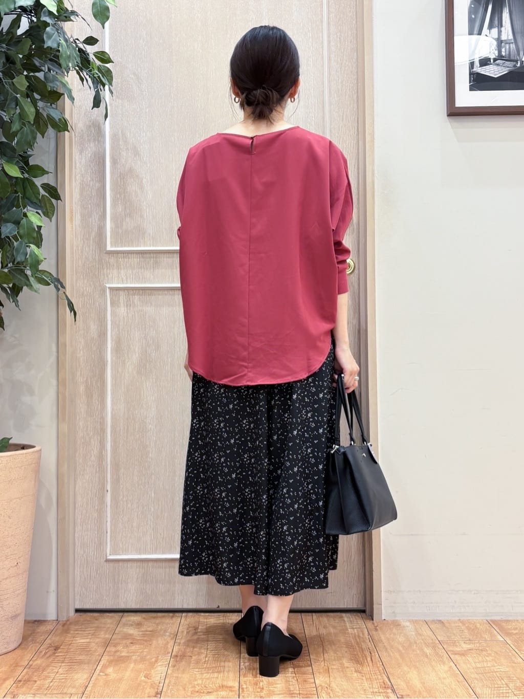 なみさんの「SHOO･LA･RUE｜【高レビュー/洗濯後しわになりにくい】1枚でサマ見え 8分袖ドルマンブラウス」を使ったコーディネート