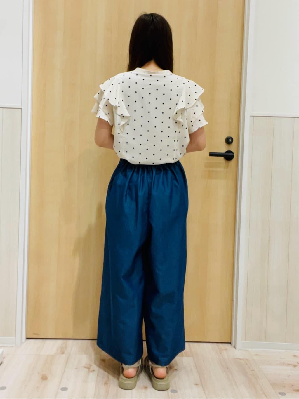 minamiさんの「SHOO･LA･RUE｜【無地/ドット柄】お袖フリルが華やぐ きれいめブラウス」を使ったコーディネート