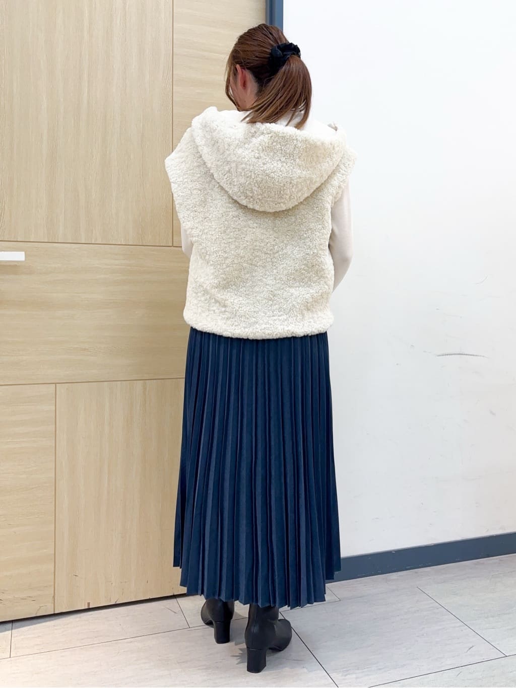 nanaさんの「grove｜すっきり見えて、やさしく揺れる。大人のスエードライクプリーツスカート」を使ったコーディネート