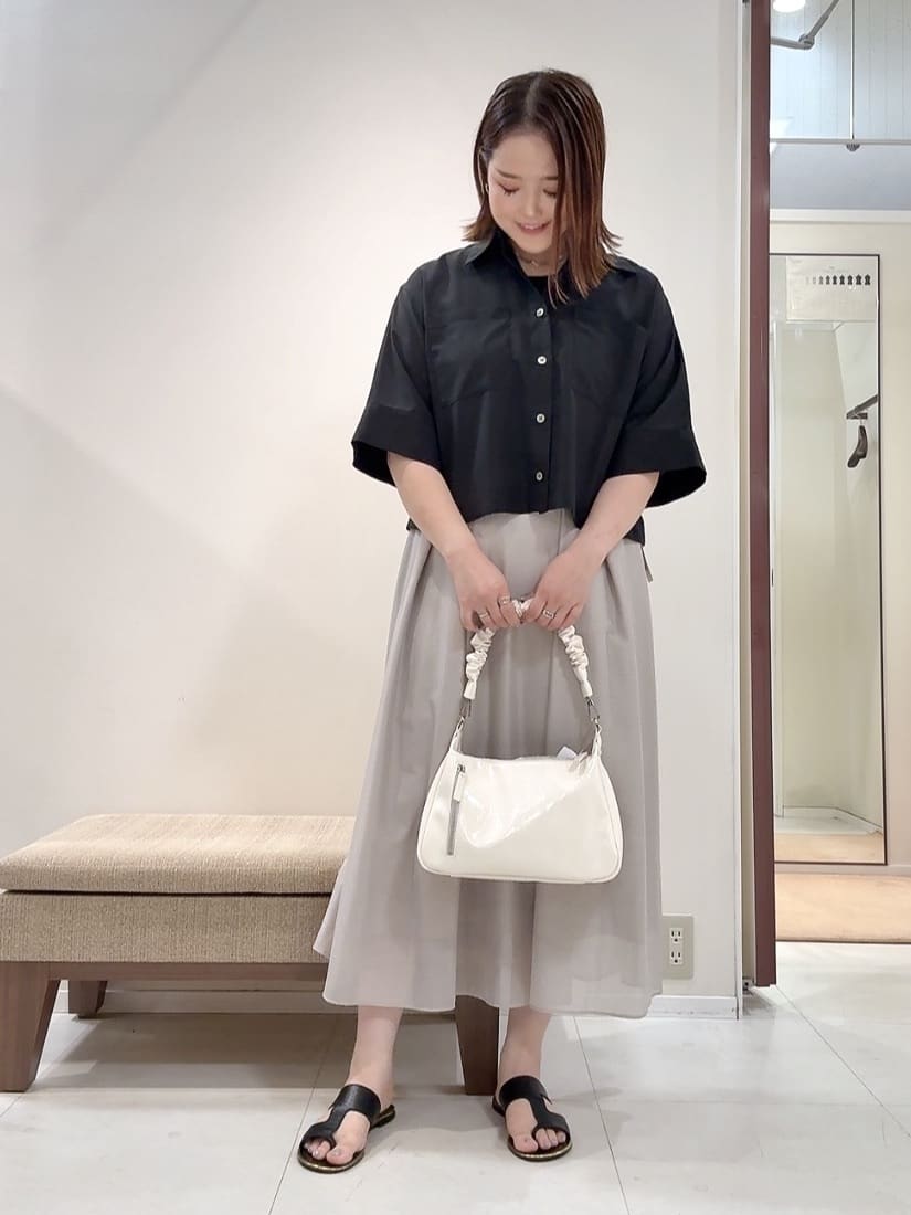 YUIさんの「UNTITLED｜【前開き/洗える】ショート丈シアーシャツ」を使ったコーディネート