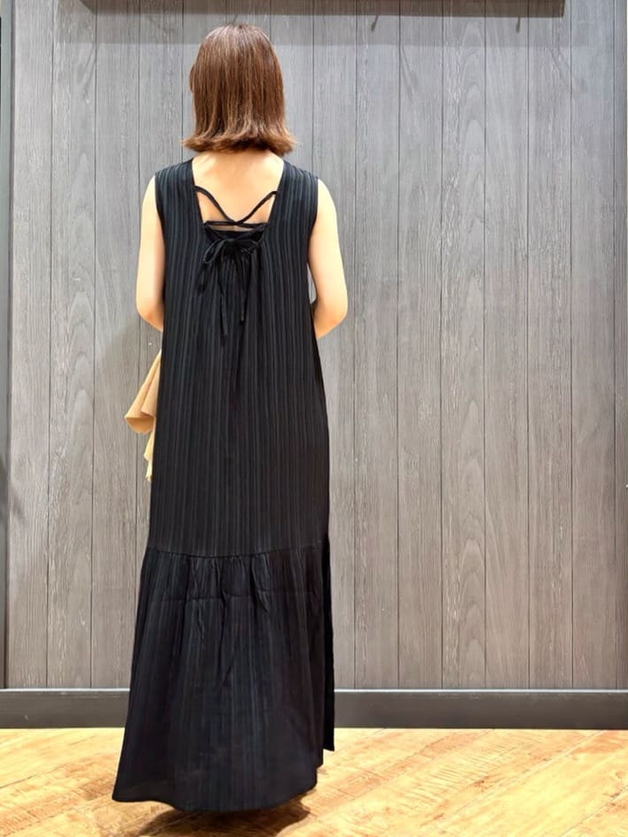 meiさんの「SHOO･LA･RUE｜【S-LL】後ろ姿も抜かりなく 1枚でサマ見え ティアードワンピース」を使ったコーディネート