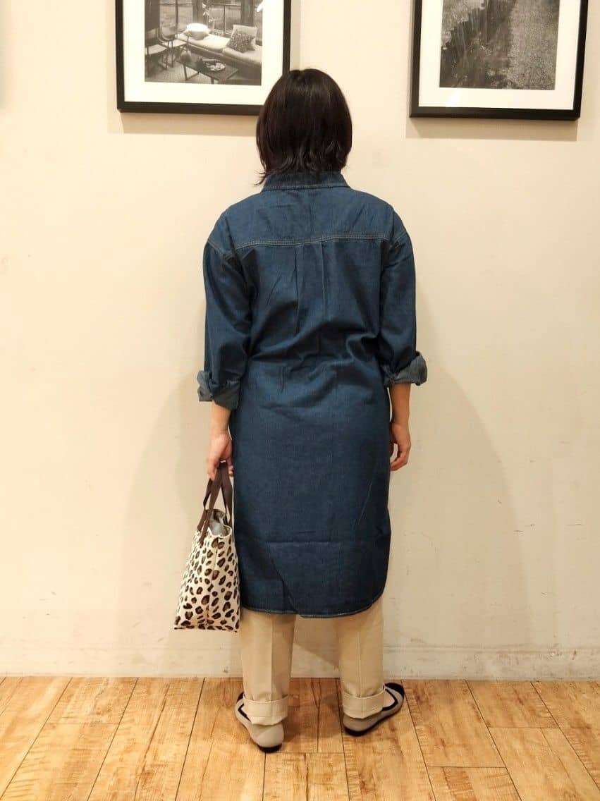 SHOOLARUEさんの「SHOO･LA･RUE｜【S-LL】ロングシーズン活躍 デニムシャツワンピース」を使ったコーディネート