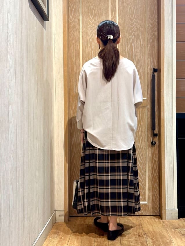 KAORIさんの「SHOO･LA･RUE｜【高レビュー/洗濯後しわになりにくい】1枚でサマ見え 8分袖ドルマンブラウス」を使ったコーディネート