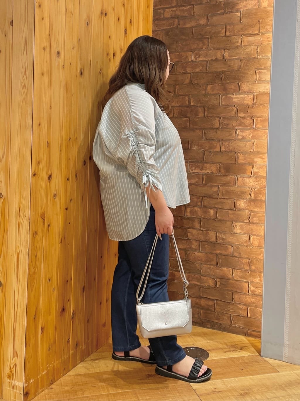 Risaさんの「SHOO･LA･RUE｜【S-LL】程よい透け感 ストライプ柄 お袖ギャザーデザインシャツ」を使ったコーディネート