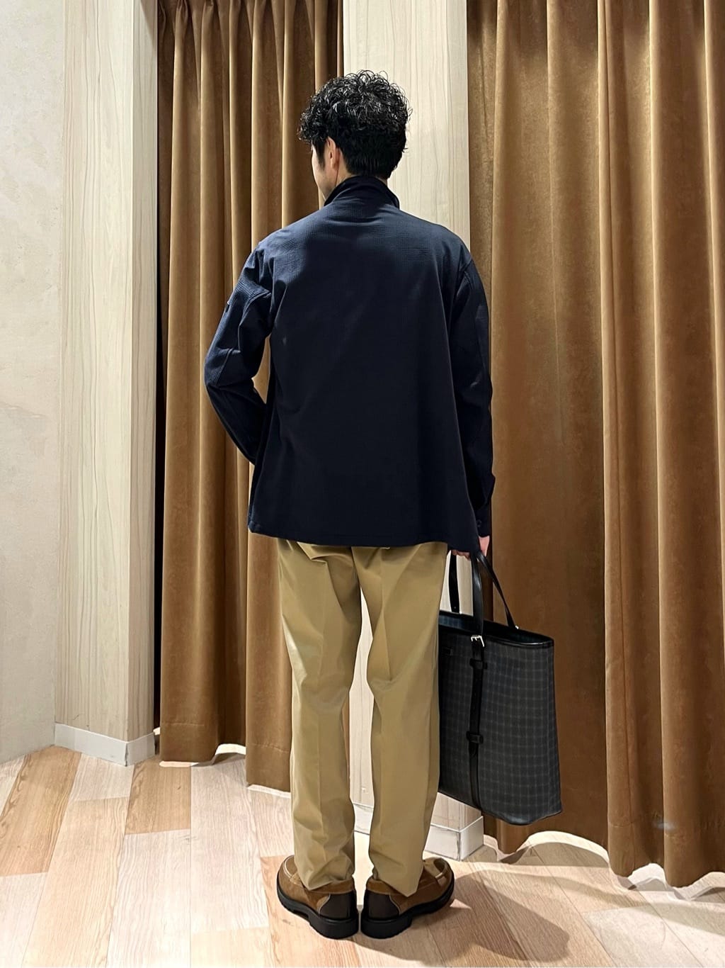 URAさんの「TAKEO KIKUCHI｜【オフィスカジュアル対応】ドレス チノパンツ」を使ったコーディネート