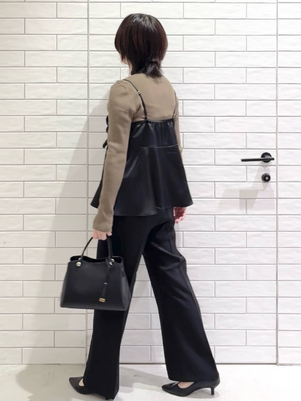 しおりさんの「OPAQUE.CLIP｜サテンキャミブラウス【洗濯機OK】」を使ったコーディネート