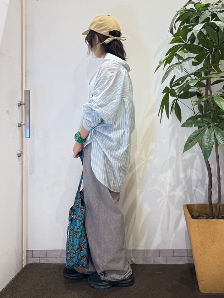 misakiさんの「SHOO･LA･RUE｜【S-LL】程よい透け感 ストライプ柄 お袖ギャザーデザインシャツ」を使ったコーディネート