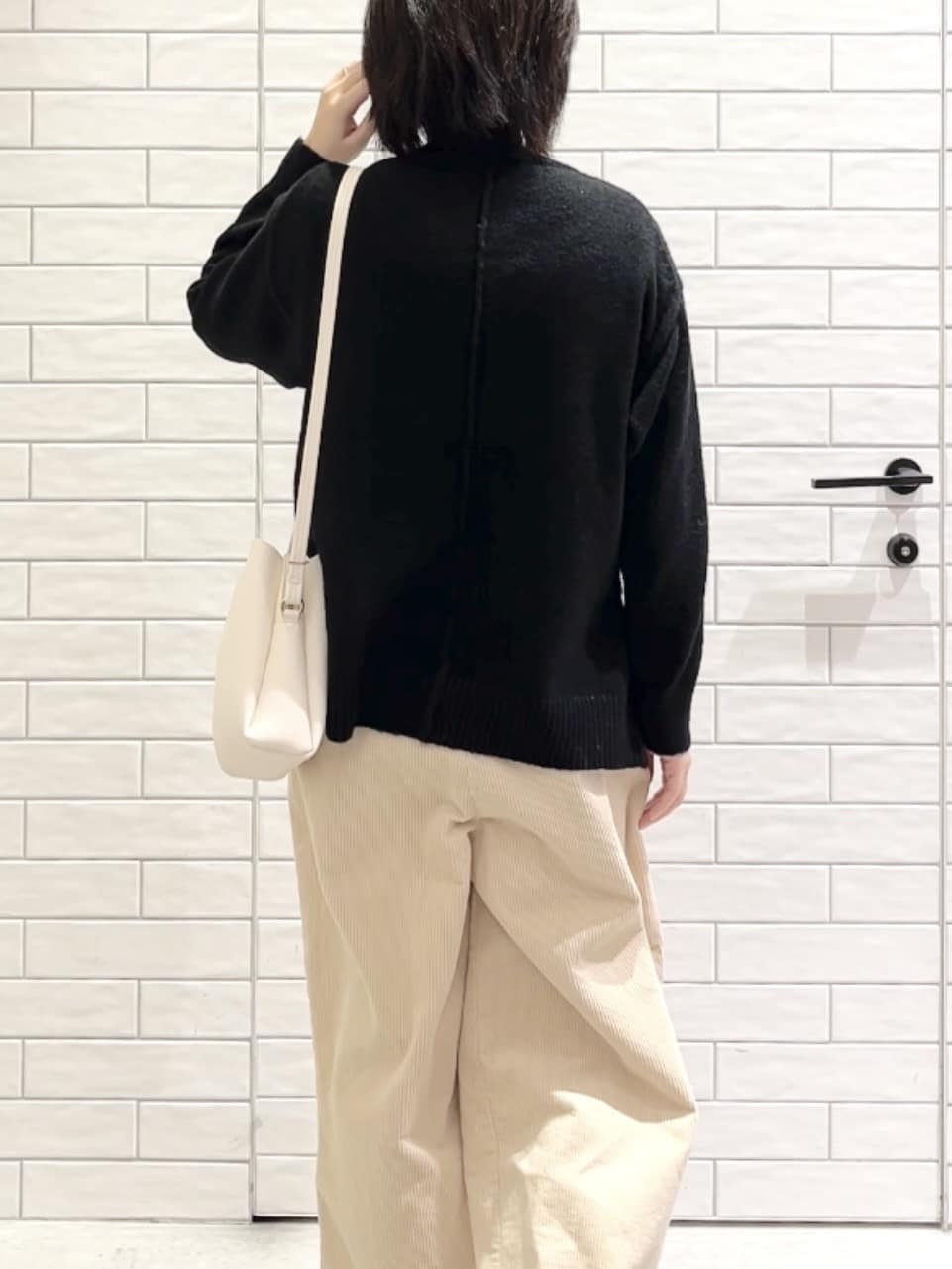 しおりさんの「OPAQUE.CLIP｜リラクシークルーネックニット【洗濯機OK】」を使ったコーディネート