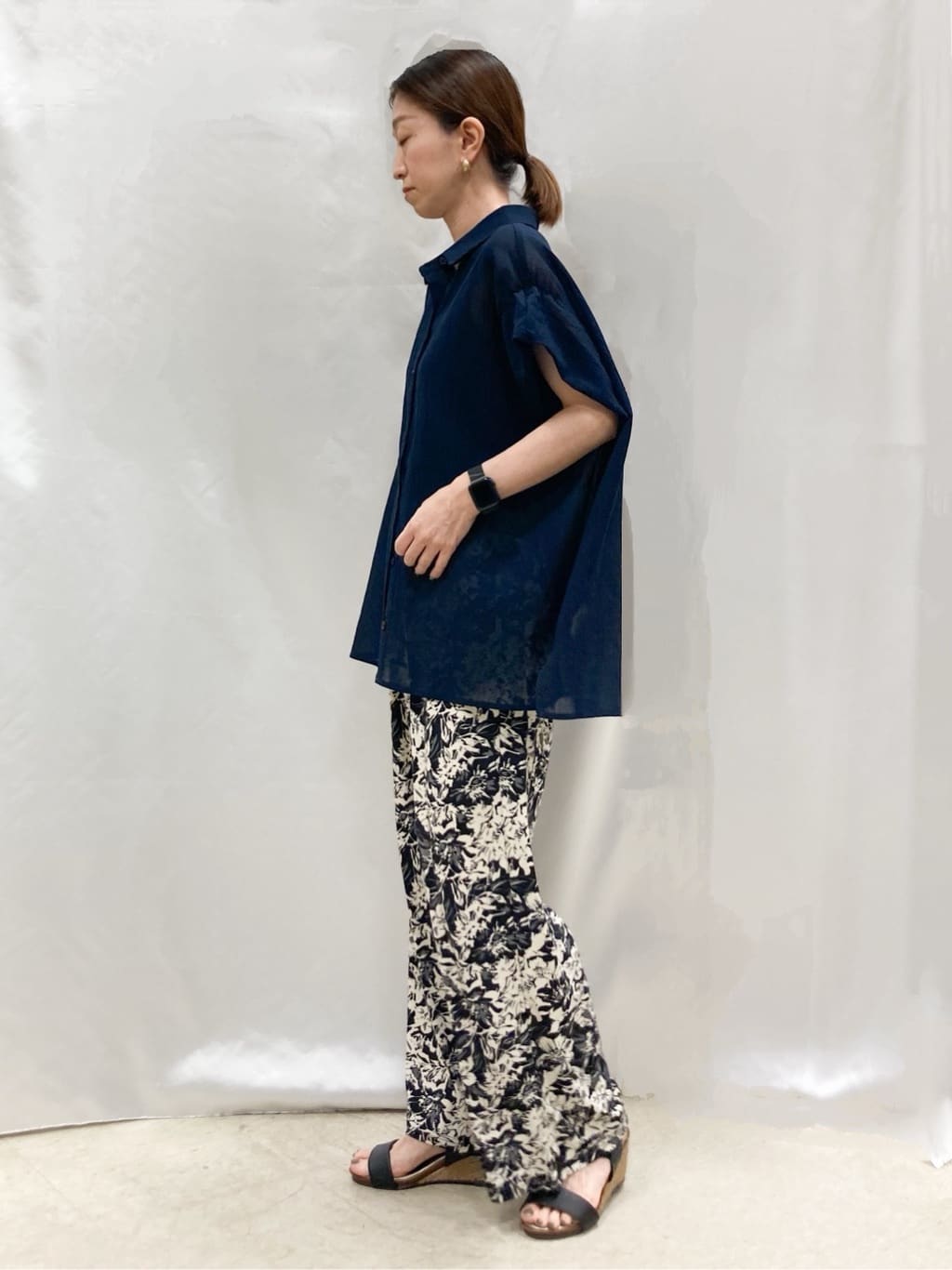 thさんの「SHOO･LA･RUE｜【S-LL】さらシャリコットン 上品なシアー感のデザインシャツ」を使ったコーディネート