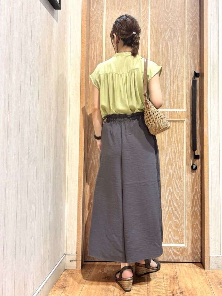 meiさんの「SHOO･LA･RUE｜【S-LL/洗濯後しわになりにくい】上品にきれい見え スラブギャザーブラウス」を使ったコーディネート