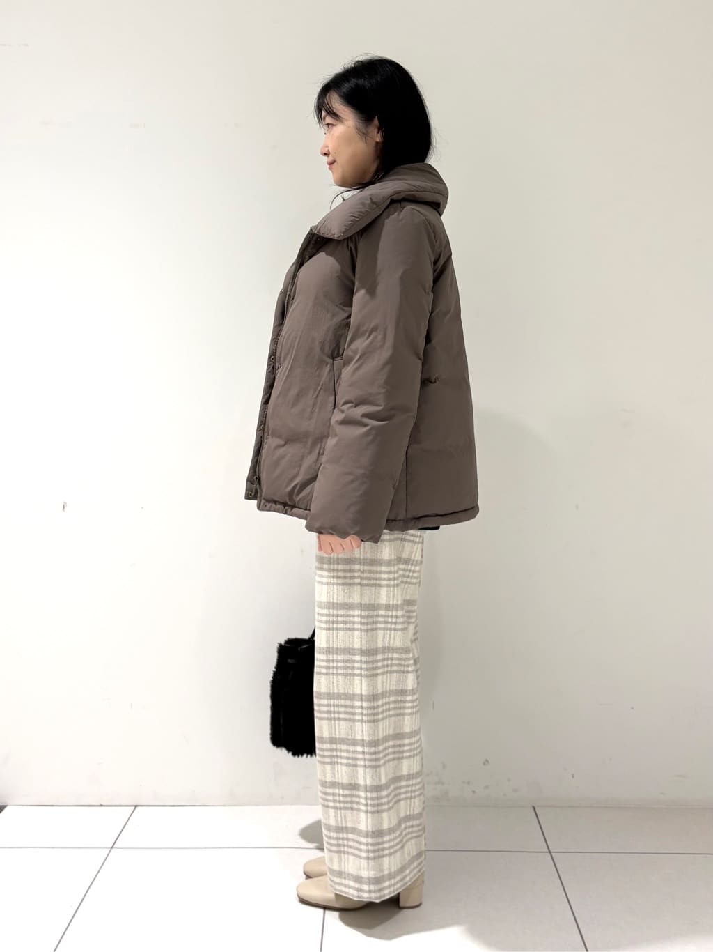 momokoさんの「INDIVI｜【撥水／洗える／デザイン衿】ステッチレス ショートダウンコート」を使ったコーディネート