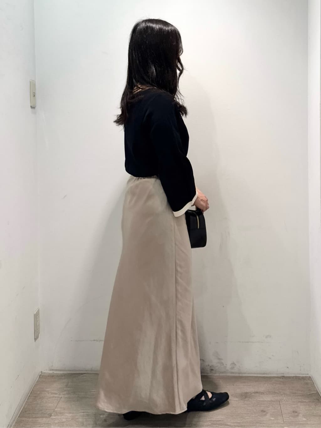 yuicciさんの「OPAQUE.CLIP｜【es】サテンナローイージーロングスカート【洗濯機OK】」を使ったコーディネート