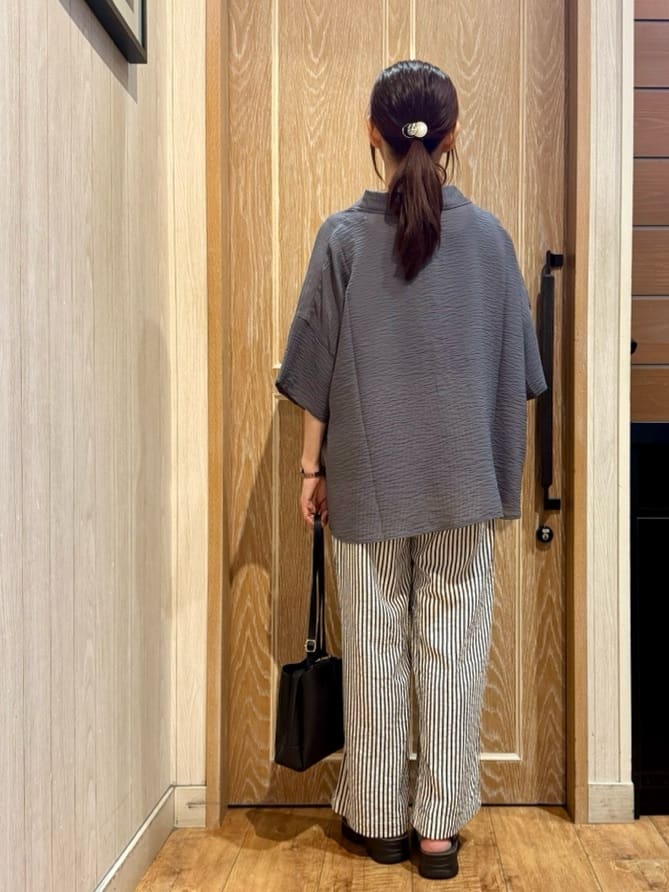 KAORIさんの「SHOO･LA･RUE｜ゆるっと感がこなれ見え ワッシャーシアー半袖シャツ」を使ったコーディネート