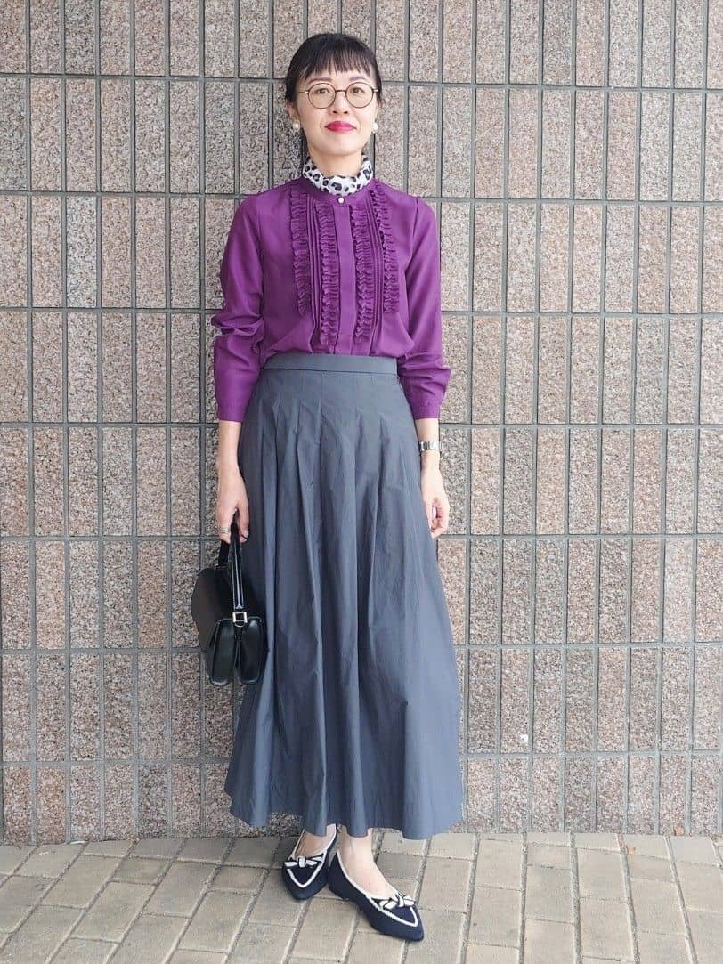 MUTSUKOさんの「UNTITLED｜【1枚で着映え/オンオフ着回し】フリルサテンブラウス」を使ったコーディネート