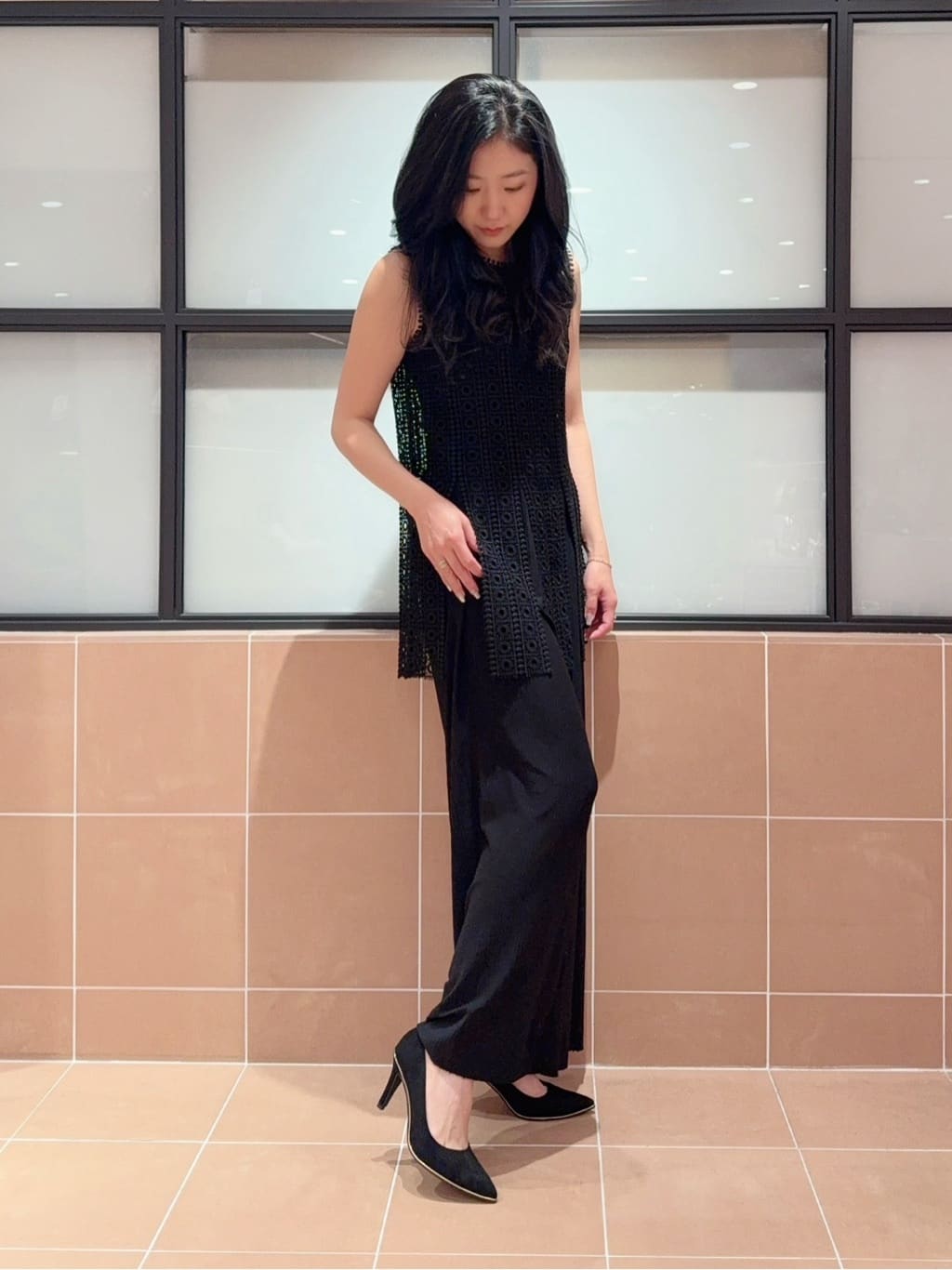 kaoriさんの「ESPERANZA｜【レイン対応/12時間パンプス】約8.5cm　歩きやすくて疲れにくい」を使ったコーディネート