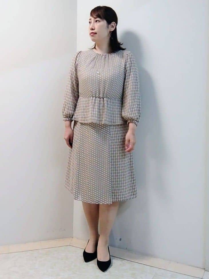 エリさんの「Reflect｜【きちんと見え／セットアップ可／通勤におすすめ◎】ペプラムプリントブラウス」を使ったコーディネート