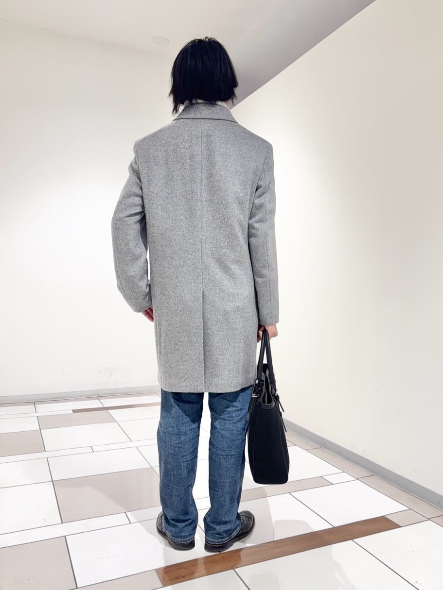 及川さんの「TAKEO KIKUCHI｜カシミヤブレンド ビーバー調ステンカラーコート」を使ったコーディネート