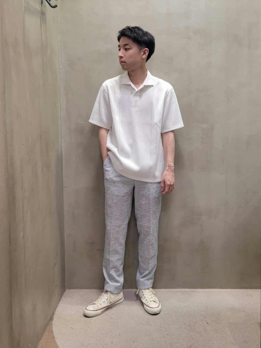 白木駆さんの「TAKEO KIKUCHI｜【尾州織】リネンブレンド メッシュパンツ」を使ったコーディネート