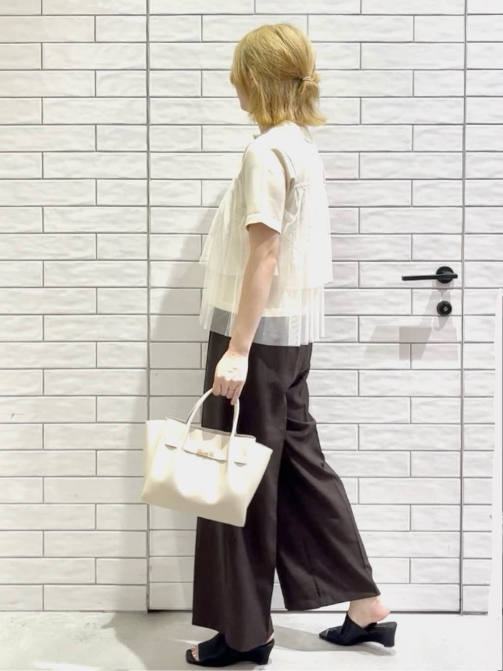 しおりさんの「OPAQUE.CLIP｜ウエストサテン使いイージーワイドパンツ【洗濯機洗い可】」を使ったコーディネート