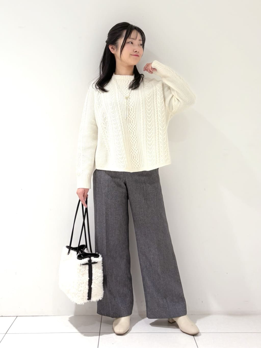 momokoさんの「INDIVI｜【洗える】ケーブルデザイン ラウンドヘムニット」を使ったコーディネート