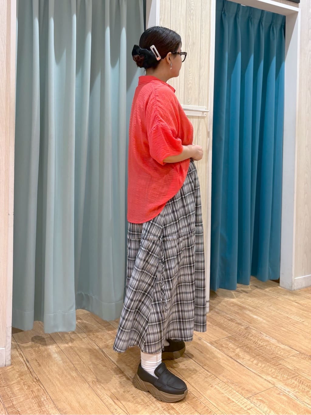 砂糖さんの「SHOO･LA･RUE｜ゆるっと感がこなれ見え ワッシャーシアー半袖シャツ」を使ったコーディネート
