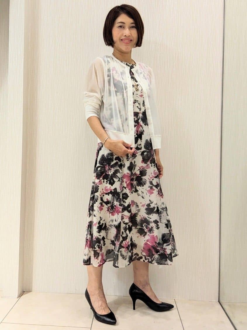 u-macoさんの「UNTITLED｜【シアー/エレガント/花柄/夏ワンピ】ペイントフラワーワンピース」を使ったコーディネート