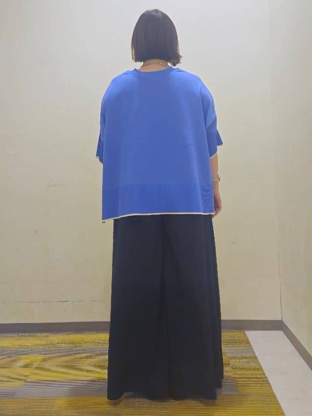 okayuさんの「THE SHOP TK｜Vネックドルマンニット【毛玉になりにくい/洗濯機OK】」を使ったコーディネート