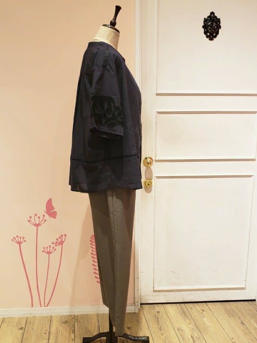 てんぽさんの「SHOO･LA･RUE｜【S-LL/6分袖】レースデザインで華やか見え お袖刺繍ブラウス」を使ったコーディネート