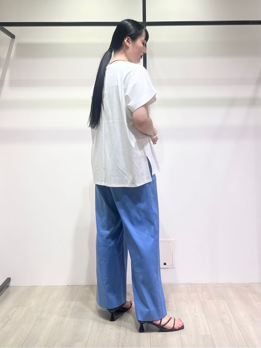 hasuさんの「INDIVI｜【洗える／汗ジミ防止】バイカラー＆アシメヘム Tシャツ」を使ったコーディネート