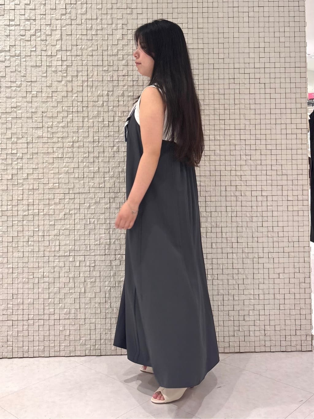 MEGUMIさんの「INDIVI｜【UVケア】エアリージョーゼット キャミワンピース」を使ったコーディネート