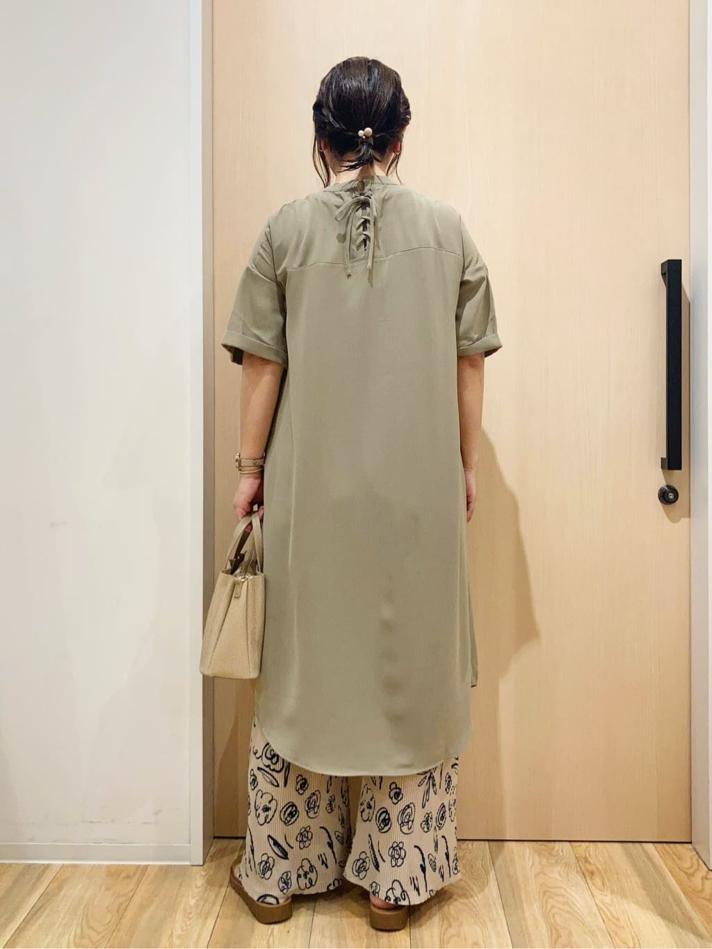 yocchiさんの「SHOO･LA･RUE｜【S-LL/洗濯後しわになりにくい/体型カバー】後ろ姿もサマになる バックレースアップチュニック」を使ったコーディネート