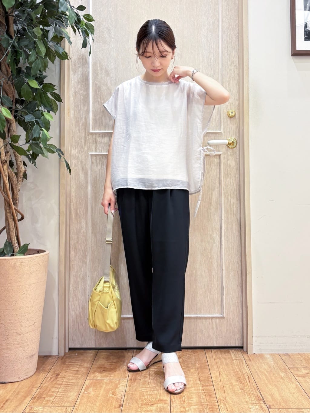 なみさんの「SHOO･LA･RUE｜【洗える/S-LL】上品なシアー感 レイヤード風トップス」を使ったコーディネート