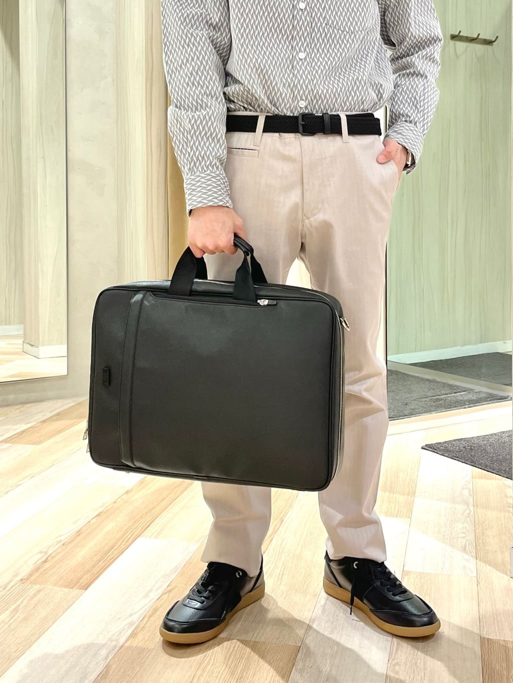 URAさんの「TAKEO KIKUCHI｜【全7サイズ&times;8色展開！】トップマルチヘリンボン パンツ」を使ったコーディネート