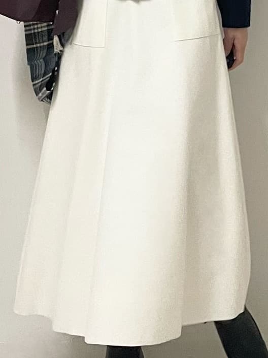 ISOさんの「Dessin｜ウールカシミヤカーディガン」を使ったコーディネート