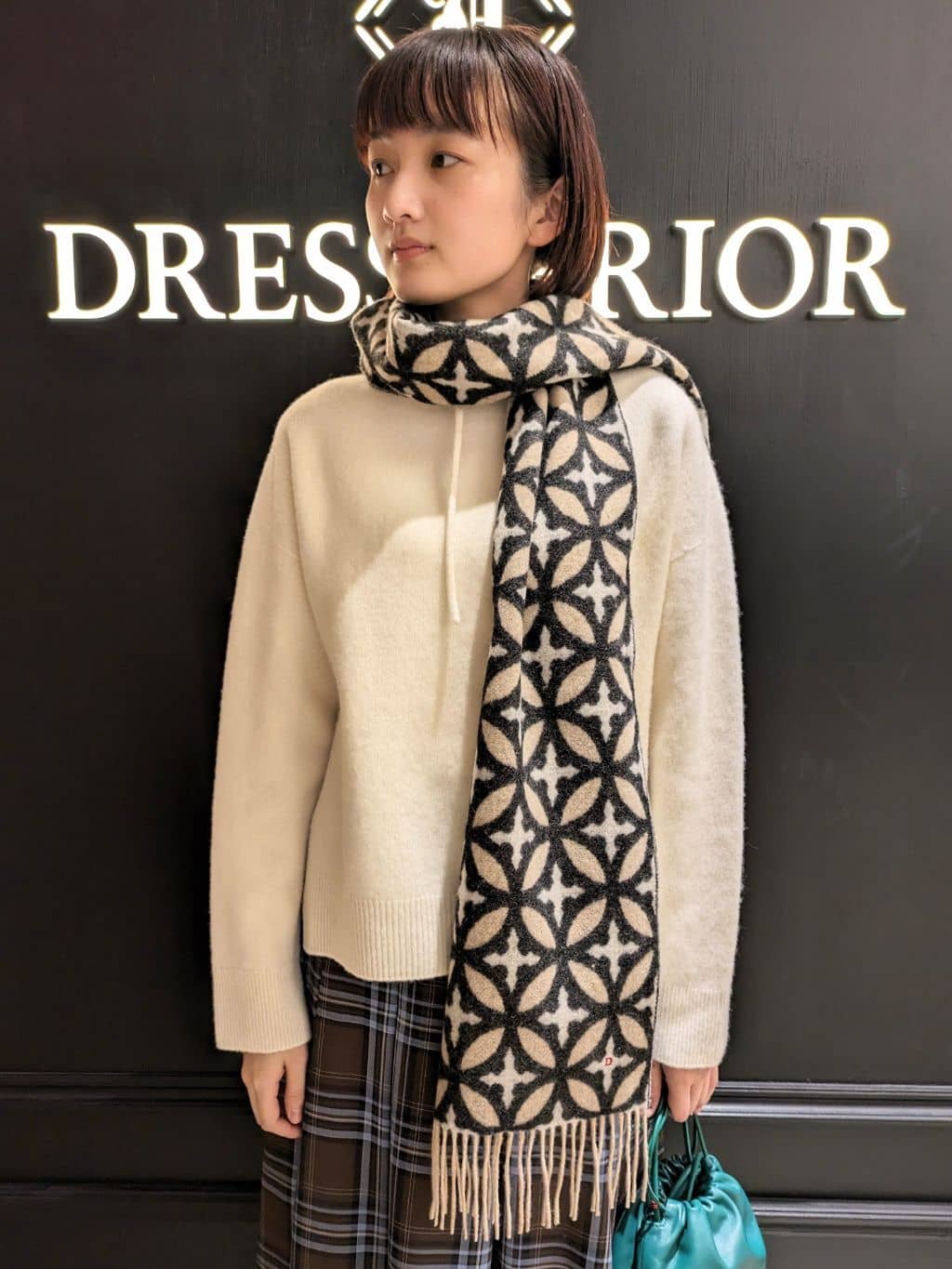 saoriさんの「DRESSTERIOR｜オーバーラップサークル カシミヤ100%マフラー」を使ったコーディネート