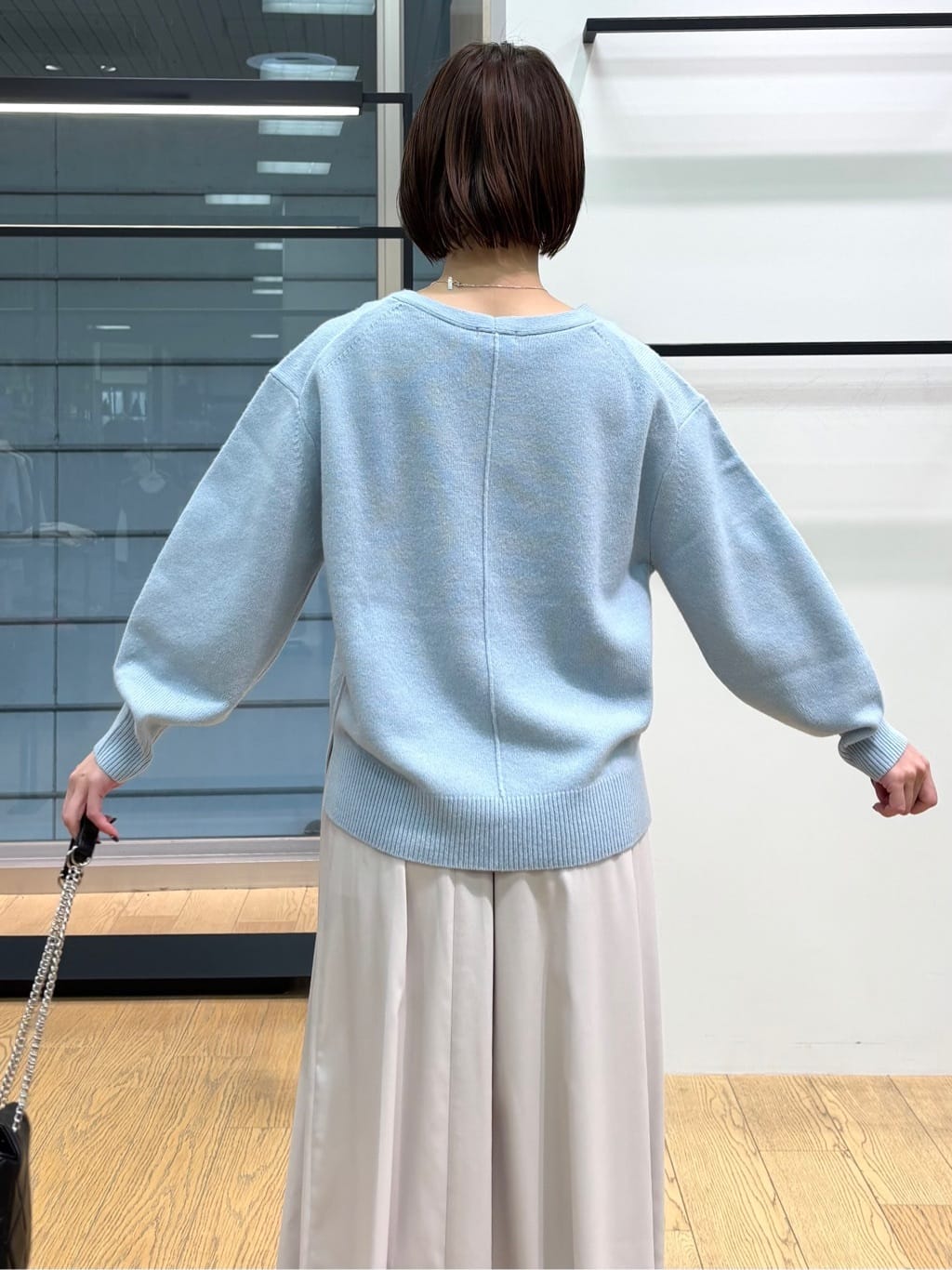 asamiさんの「INDIVI｜【洗える／カシミヤ混】ミドルゲージVネックニット」を使ったコーディネート