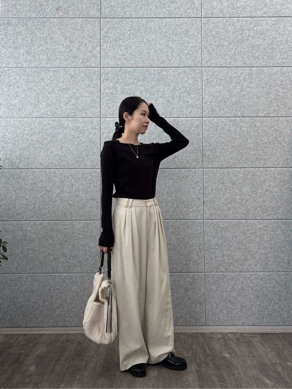 ひなさんの「INDIVI｜【再入荷】アシメオフショルニット」を使ったコーディネート