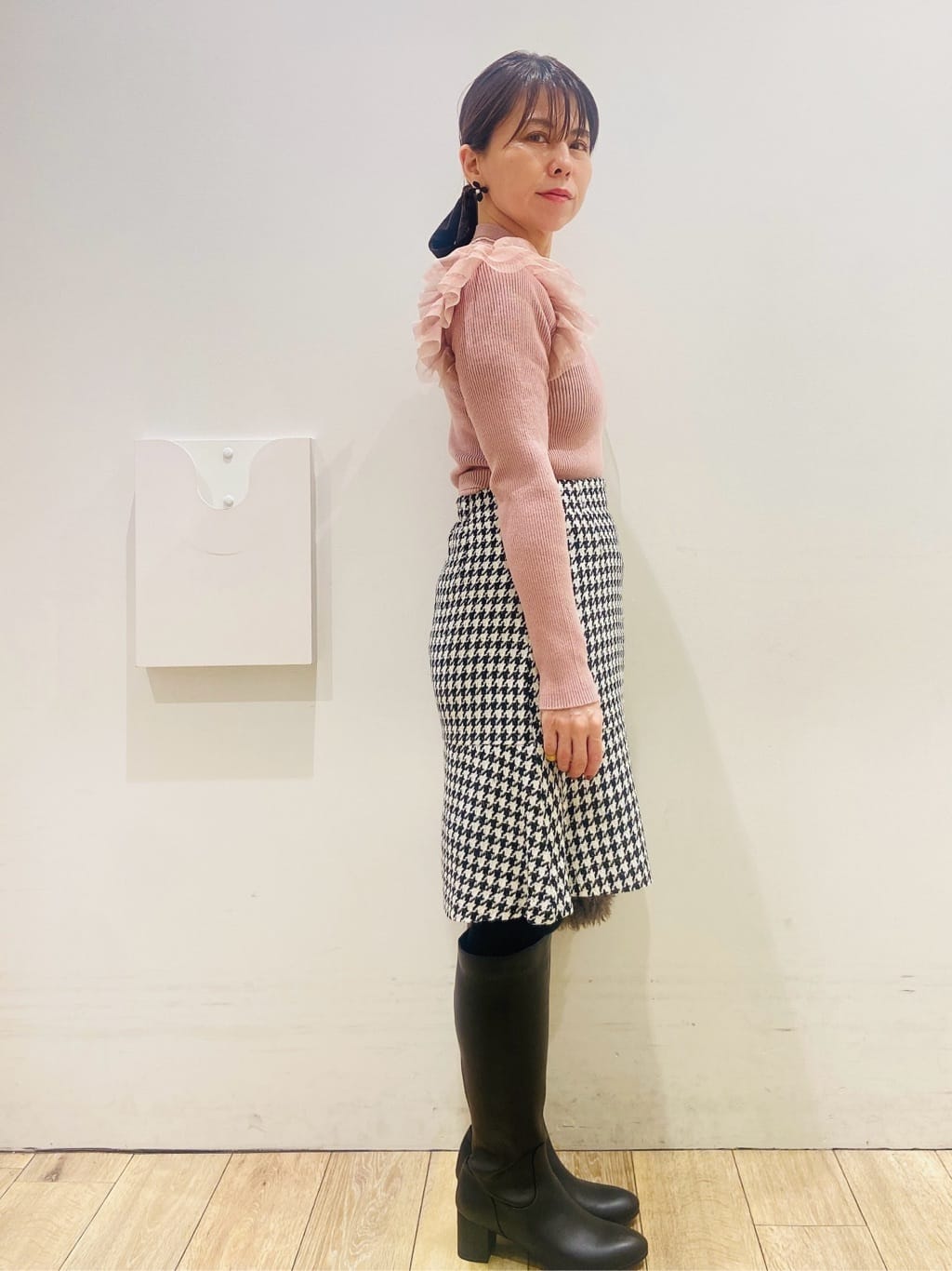 YUKOさんの「index｜ショルダーチュールフリルハイネックニット【洗濯機OK／抗ピル】」を使ったコーディネート