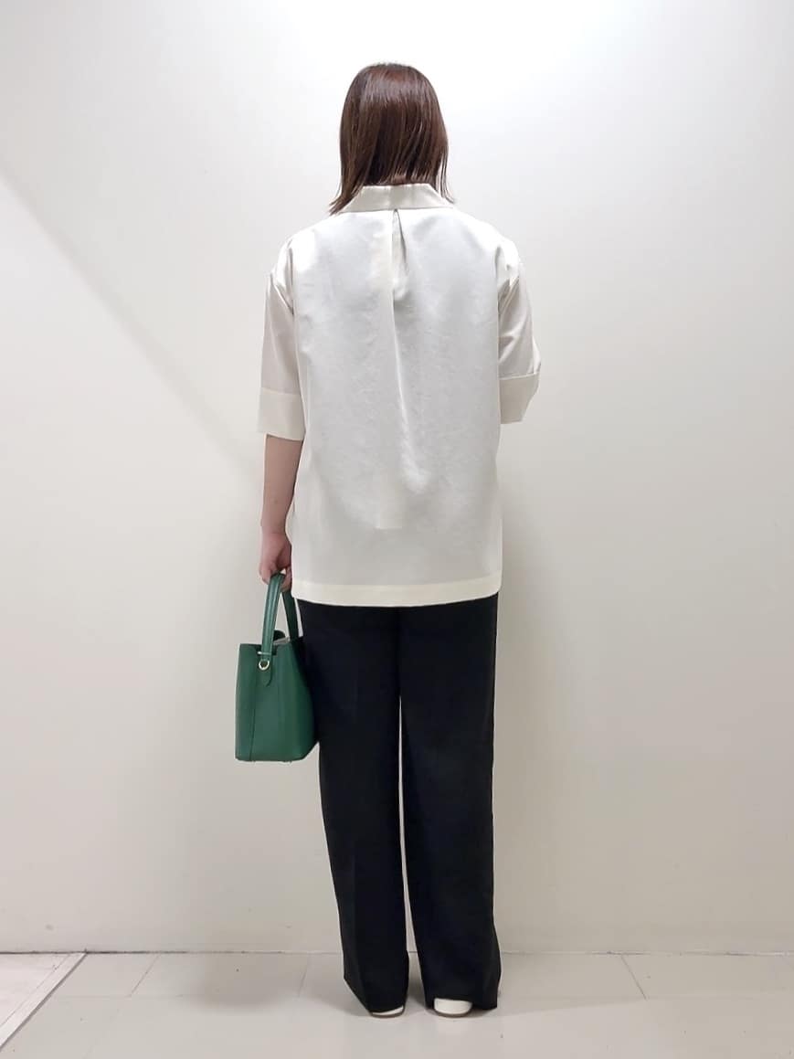 YUIさんの「UNTITLED｜【UVカット/接触冷感/吸水速乾/ゆったり】V開きネックシャツ」を使ったコーディネート