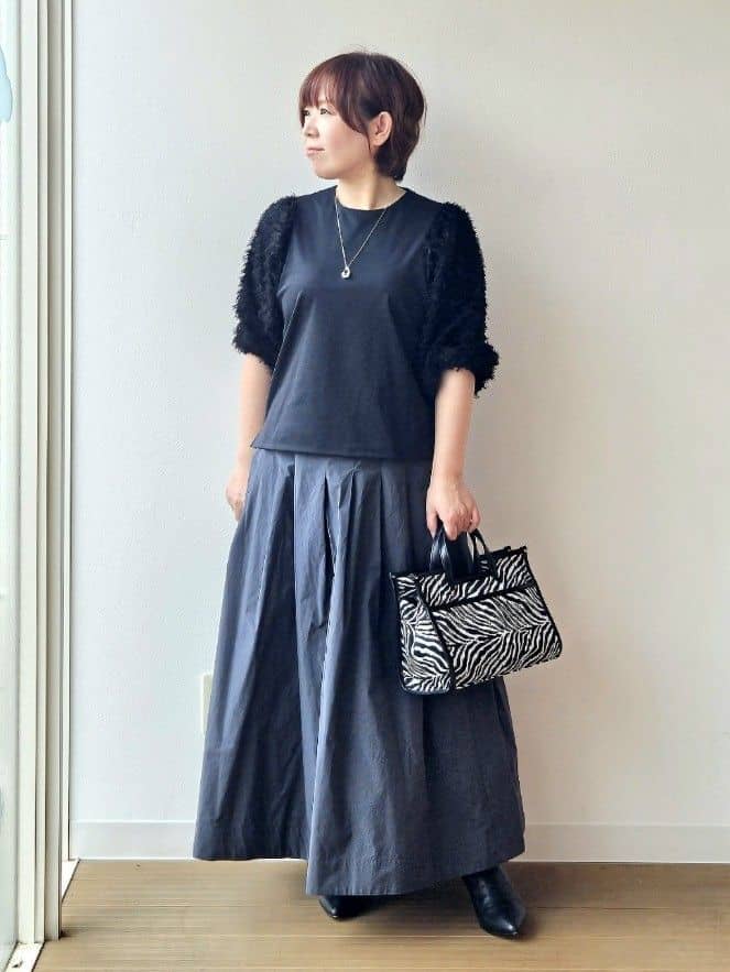 やじまさんの「UNTITLED｜【丸首/Tシャツ風/短丈】シャギースリーブ ポンチカットソー」を使ったコーディネート