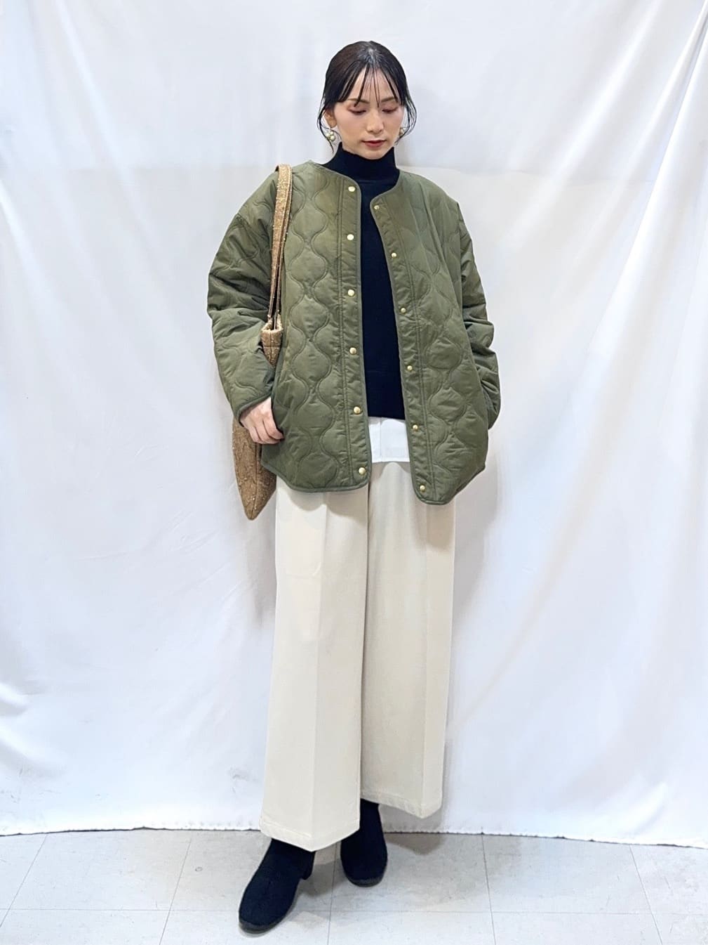 𝐇𝐢𝐫𝐨𝐦𝐢さんの「SHOO･LA･RUE｜【2点セット/洗濯機可/S-LL】着回しがきく もちもちハイネックニット+裾シャツインナー」を使ったコーディネート
