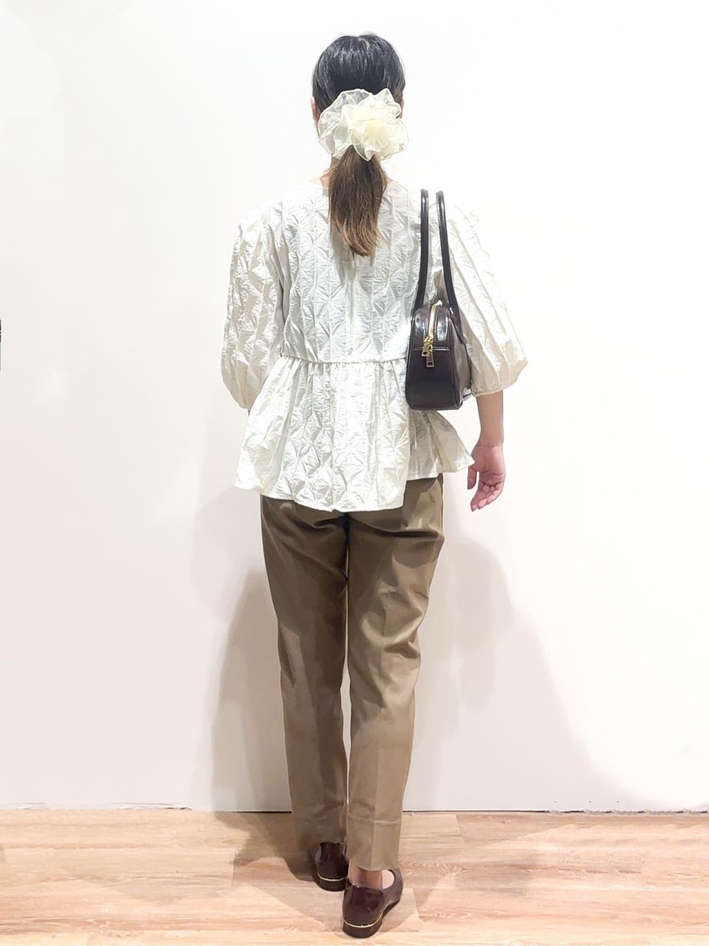 neneさんの「OPAQUE.CLIP｜ふくれジャカードペプラムブラウス【洗濯機洗い可】」を使ったコーディネート
