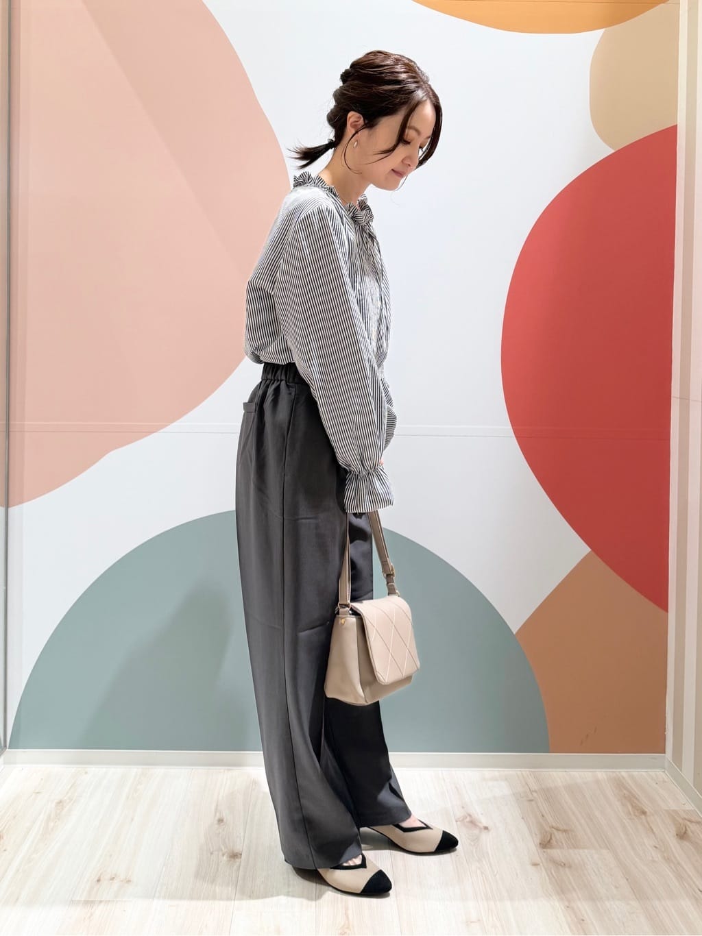 長女さんの「SHOO･LA･RUE｜【S-LL】ウエストリボンがアクセント ゆったりテーパードパンツ」を使ったコーディネート