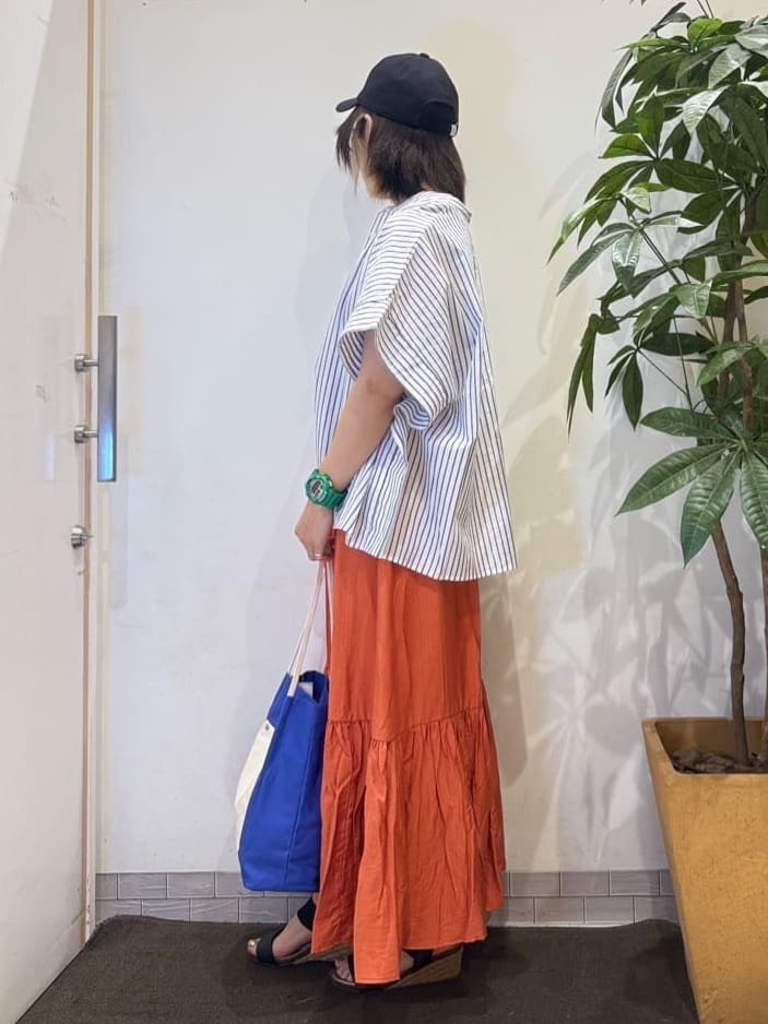 misakiさんの「SHOO･LA･RUE｜きれいめカジュアルに ラメストライプ ポンチョ風シャツ」を使ったコーディネート