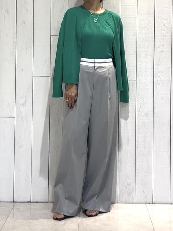𝑹𝑶𝑴𝑰さんの「INDIVI｜【通年活躍！／アンサンブル可能】クルーネックカーディガン」を使ったコーディネート