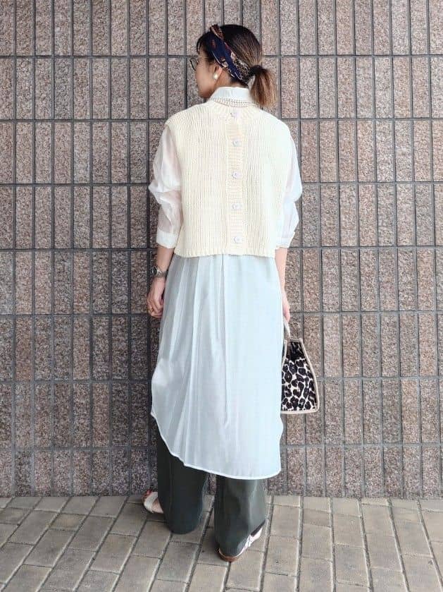 MUTSUKOさんの「UNTITLED｜【ニットと重ね着に/前開きボタン】シアーロングシャツ」を使ったコーディネート