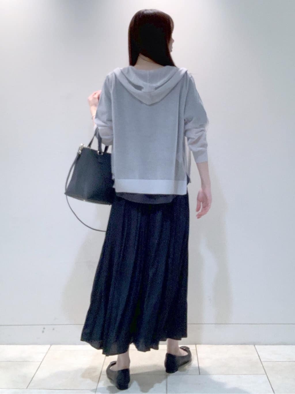 ヤマグチさんの「Reflect｜【寒暖差対策に◎／手洗い可／旅行や通勤に】フード付きシアーカーディガン」を使ったコーディネート