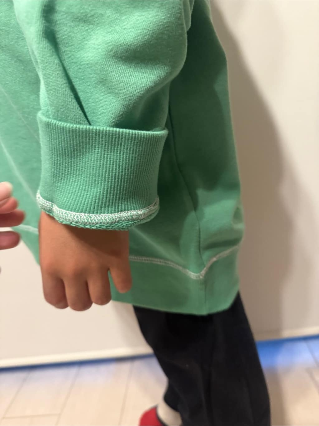 chさんの「THE SHOP TK｜【110-160】カラーロック裏毛プルオーバー」を使ったコーディネート