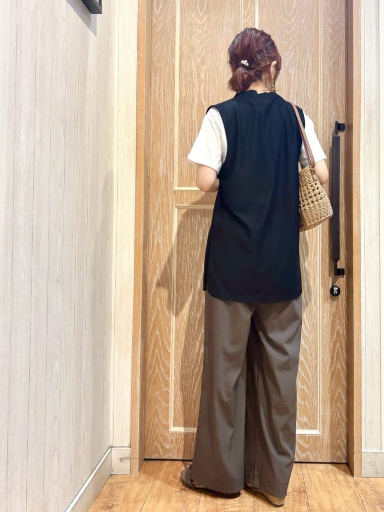 meiさんの「SHOO･LA･RUE｜【2点セット】着回しいろいろ ジレ＋ロゴTシャツ」を使ったコーディネート