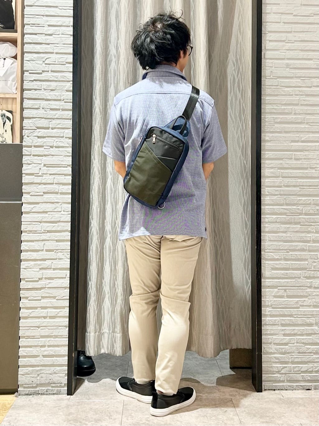 KENJI Iさんの「THE SHOP TK｜切替ボディバッグ」を使ったコーディネート
